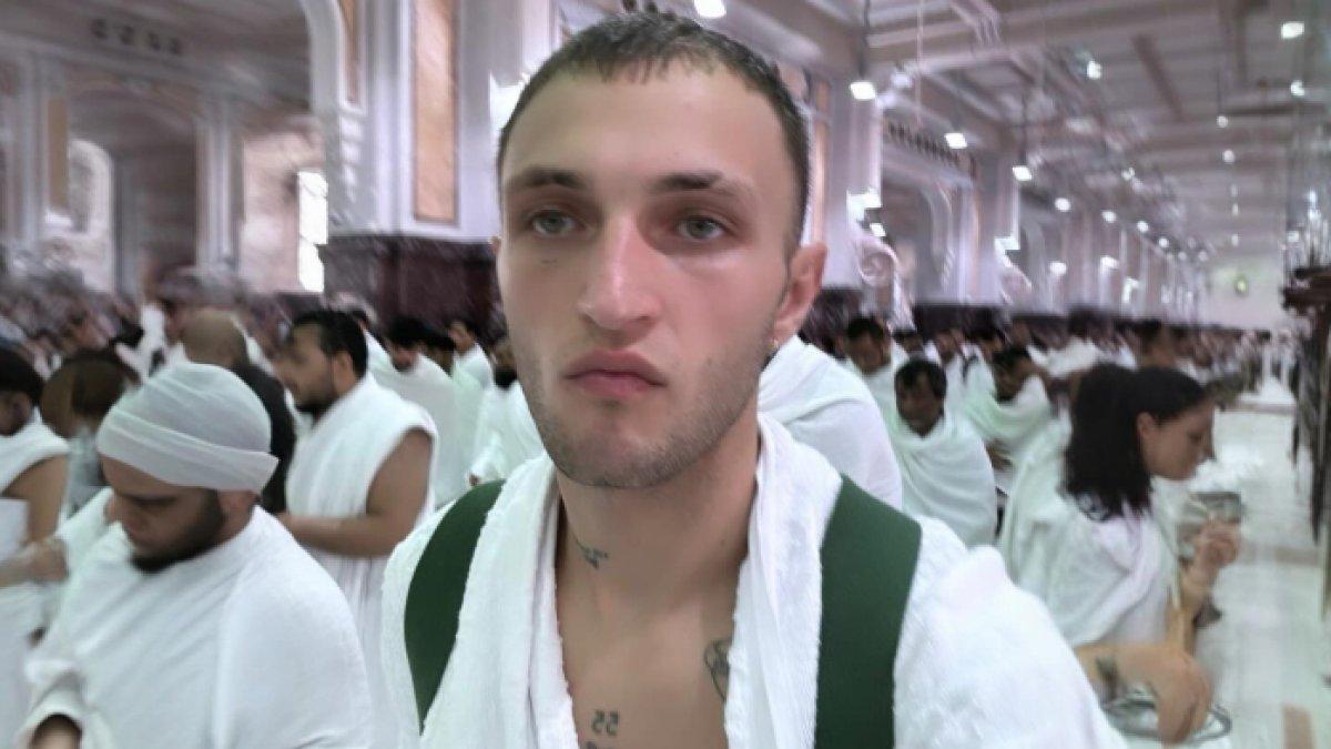 Anwar Hadid diketahui memakai kain ihram saat menjalani Sai.