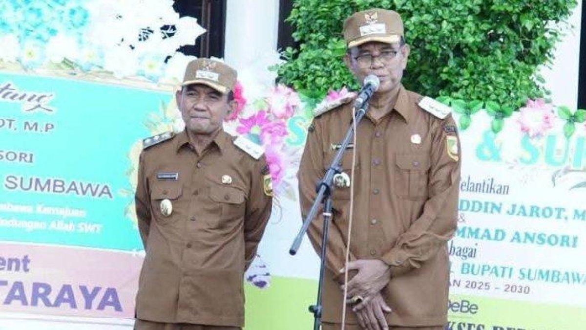 APEL KEPALA DAERAH - Apel perdana yang dipimpin langsung oleh Bupati Sumbawa Syarifuddin Jarot di halaman kantor Bupati Sumbawa pada Senin (3/3/2025). Jarot mengungkapkan rasa haru dan bangga dapat hadir dan memimpin langsung apel pagi di hari pertama berkantor.