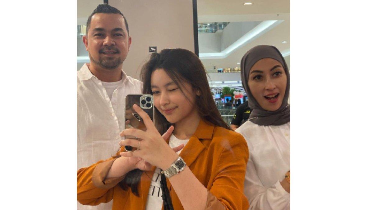 Aquene Aziz bersama orangtuanya