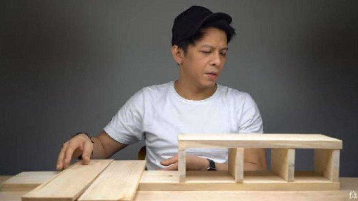 Ariel Noah bikin rak gundam sendiri.