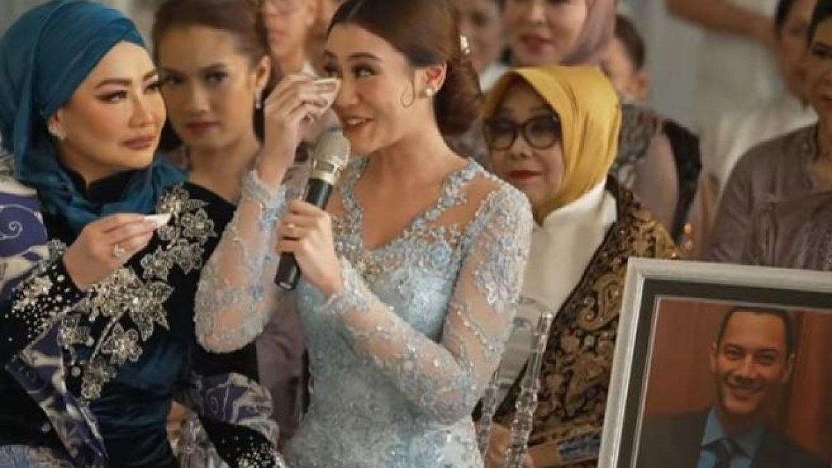 Artis Aaliyah Massaid diapit ibunya, penyanyi Reza Artamevia dan foto mendiang ayahnya, Adjie Massaid saat acara lamaran dengan Thariq Halilintar, Minggu (23/6/2024).