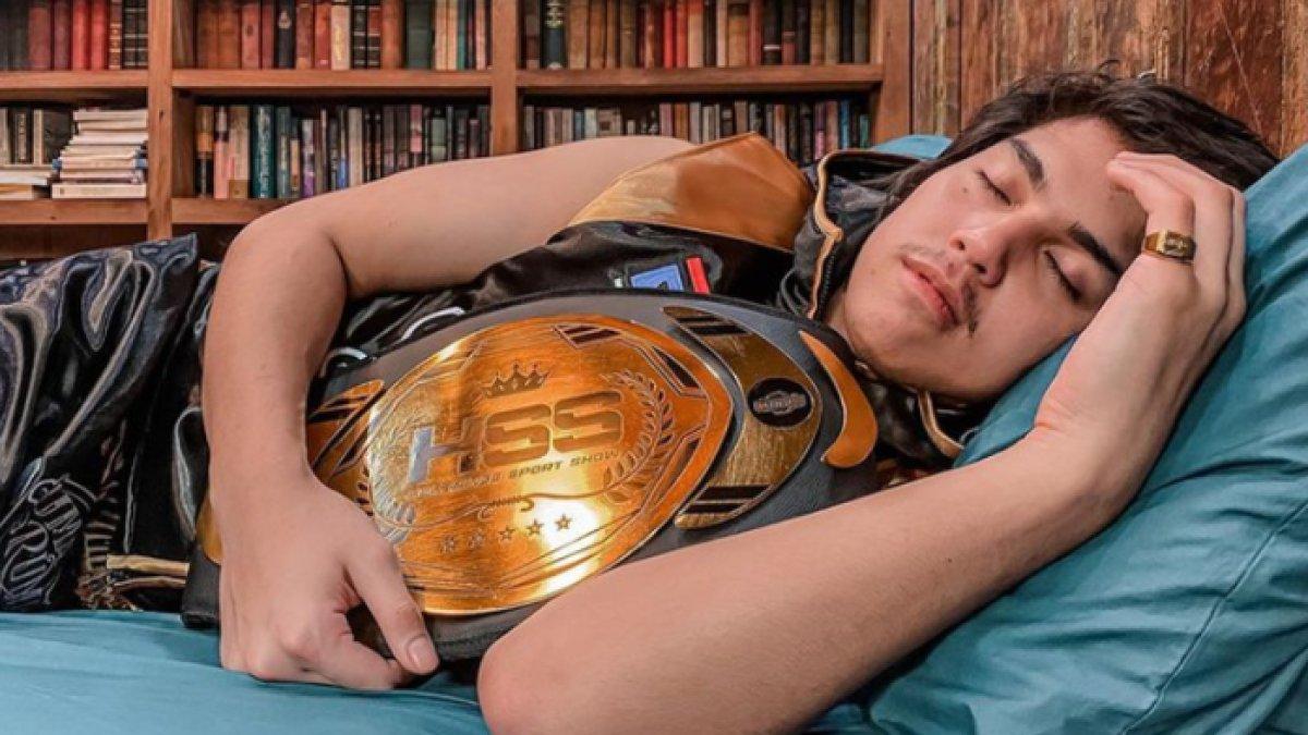Artis El Rumi mengunggah pose tidur sambil memeluk sabuk kejuaraan tinju Holywings Sport Show.