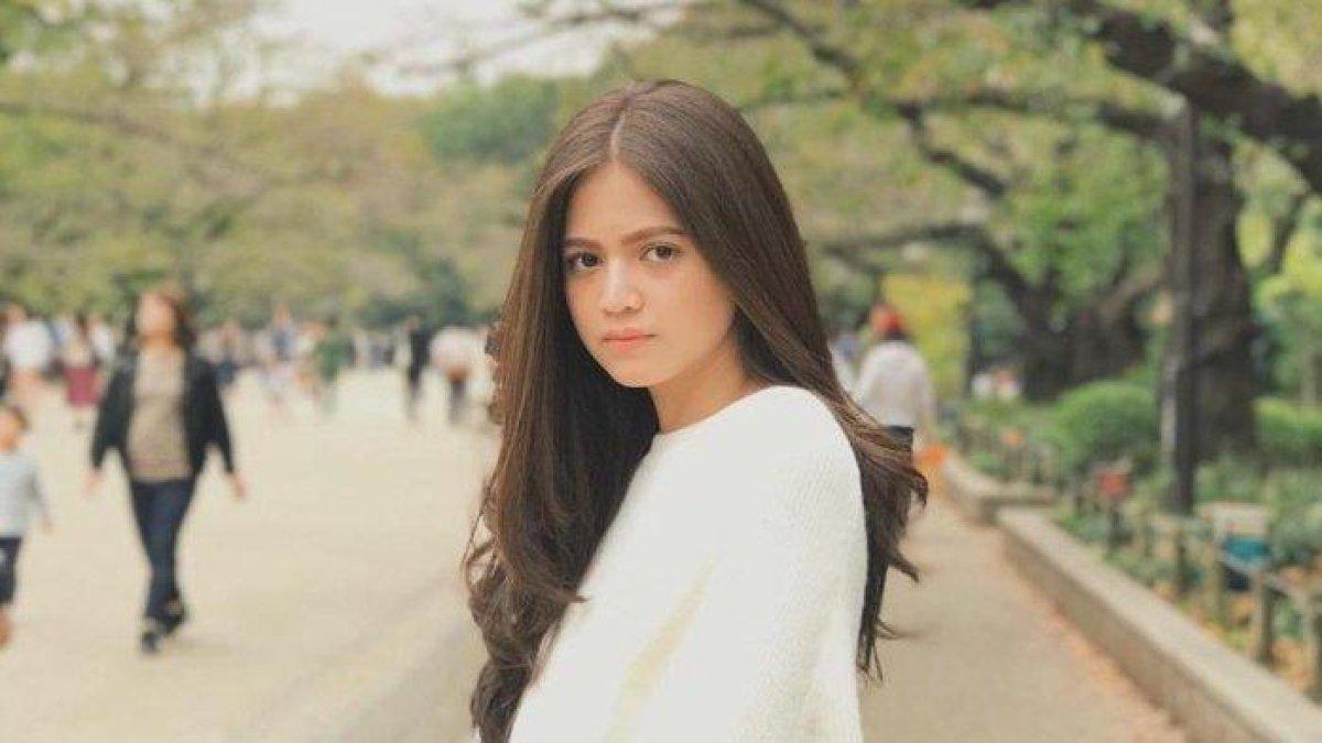 Artis Maudy Effrosina.