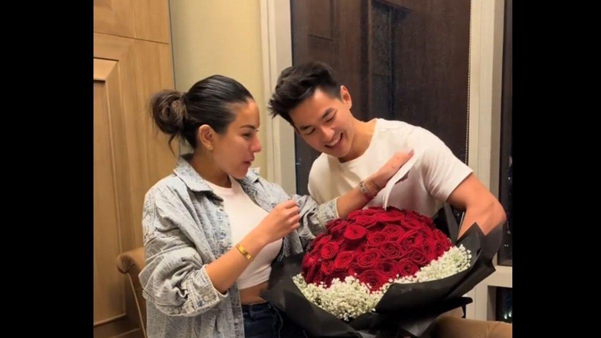 Artis Nikita Mirzani tengah dikabarkan berpacaran dengan model dan presenter bernama Matthew Gilbert.