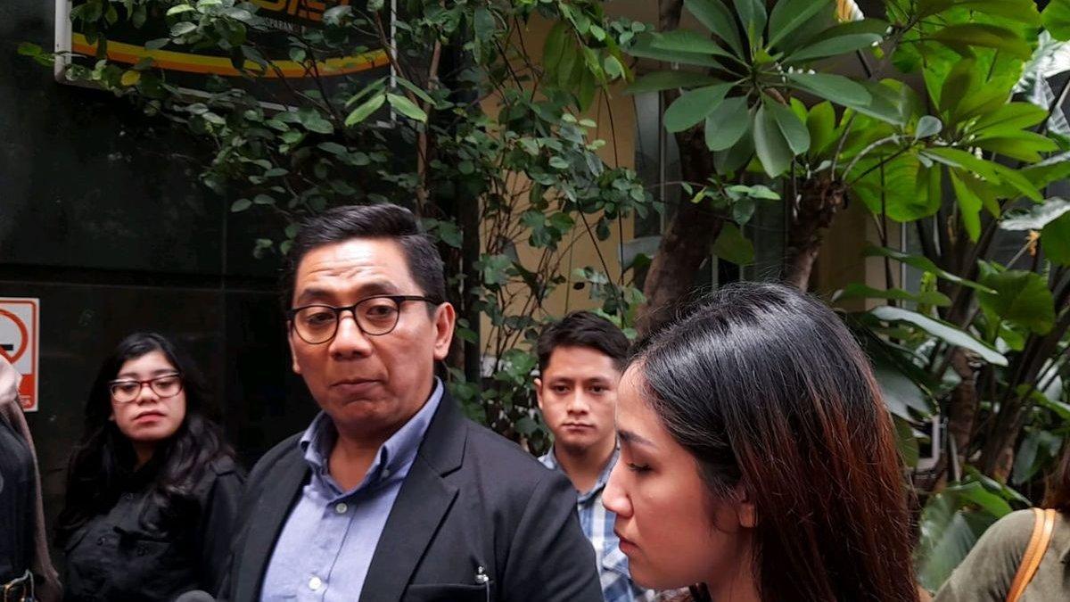Artis Tamara Tyasmara bersa kuasa hukum di Mapolda Metro Jaya, Senin (5/2/2024).