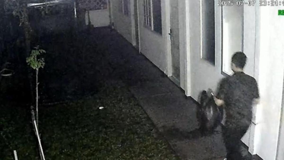 DIPLOMAT TEWAS MISTERIUS - Arya Daru Pangayunan sempat membuang tas kresek ke sampah di malam sebelum dirinya ditemukan tewas di dalam kamar.