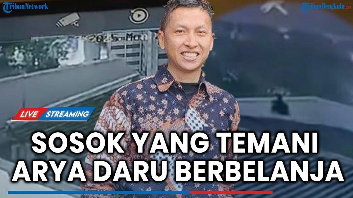DIPLOMAR TEWAS MISTERIUS - Capture YouTube Tribun Bengkulu menampilkan sosok Arya Daru. Arya Daru belanja baju tak sendirian, bersama seorang teman