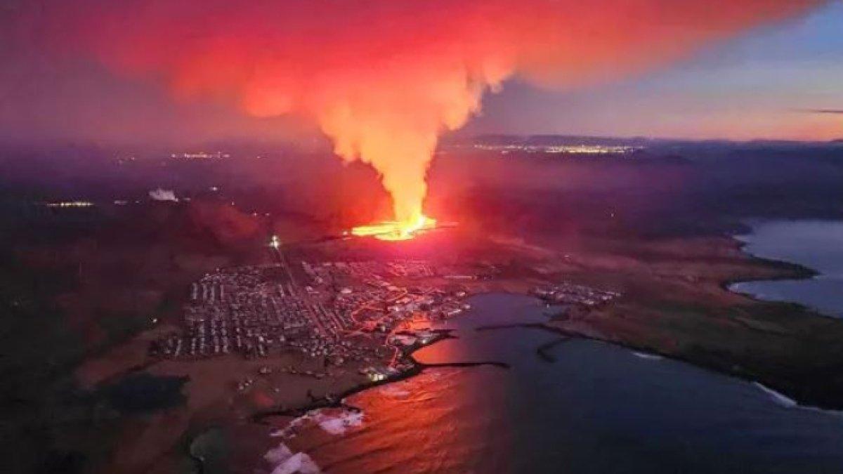 Asap mengepul dan lava yang mengalir terlihat di pinggiran kota Grindavik yang dievakuasi