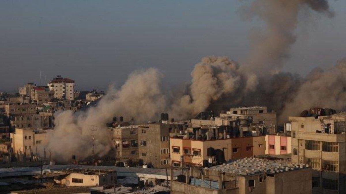 Asap mengepul di Rafah menyusul serangan udara Israel di kota selatan Jalur Gaza pada 1 Desember 2023, setelah gencatan senjata berakhir.