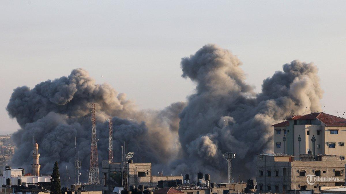 Asap mengepul menyusul serangan Israel di Rafah di Jalur Gaza selatan pada 6 November 2023, di tengah pertempuran yang sedang berlangsung antara Israel dan gerakan Hamas Palestina. Ribuan warga sipil, baik warga Palestina maupun Israel, telah tewas sejak 7 Oktober 2023, setelah militan Hamas Palestina yang berbasis di Jalur Gaza memasuki Israel selatan dalam serangan yang belum pernah terjadi sebelumnya yang memicu perang yang diumumkan oleh Israel terhadap Hamas dengan pemboman balasan di Gaza.