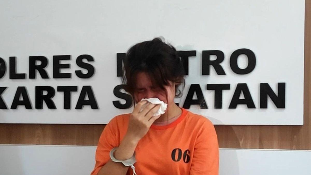 Asisten rumah tangga (ART) bernama Yunita Sari (31) yang bobol ATM milik majikan saat dihadirkan dalam jumpa pers di Mapolres Metro Jakarta Selatan, Senin (4/3/2024).