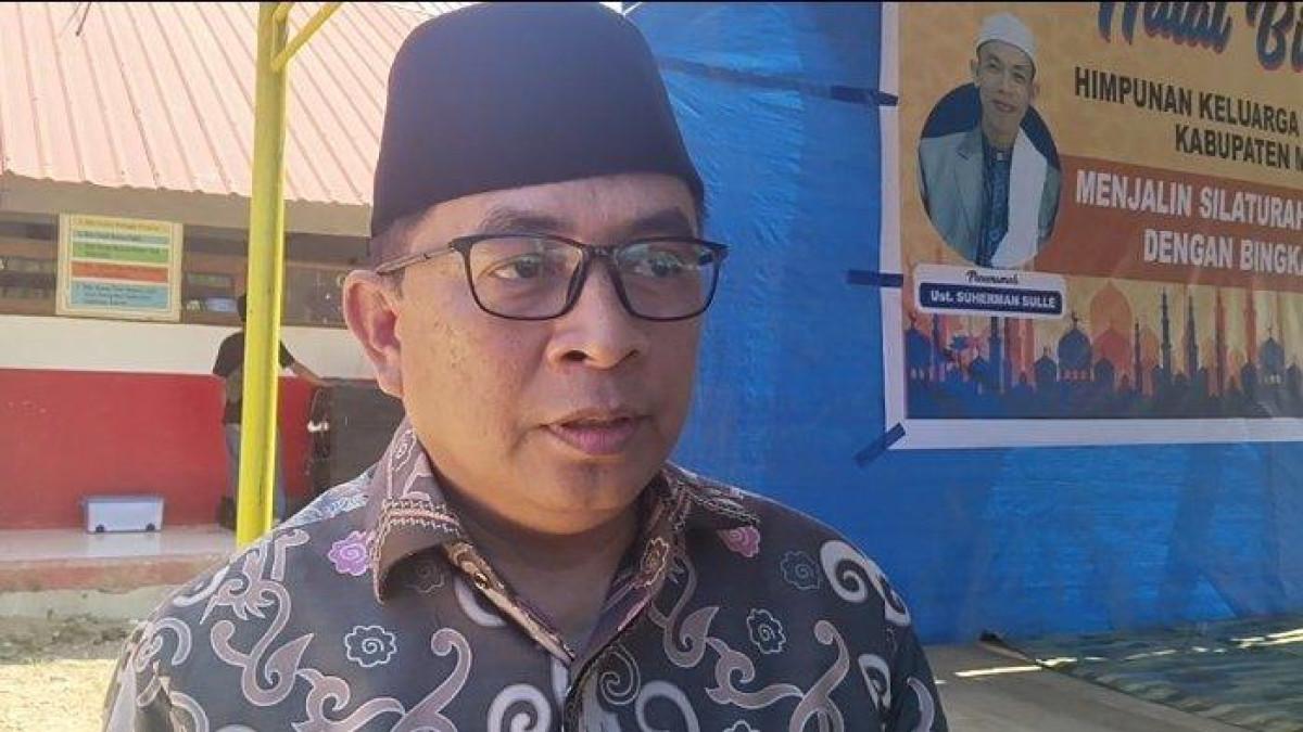 SOSOK KEPALA DAERAH - Askary Anwar saat menajabat sebagai Sekkab Mamuju Tengah ketika di wawancarai usai kegiatan Halal Bi Halal yang digelar Hikmat Mamuju Tengah di Dusun Wae Lotong, Desa Tumbu Kecamatan Topoyo, Mamuju Tengah, Minggu (28/5/2023).