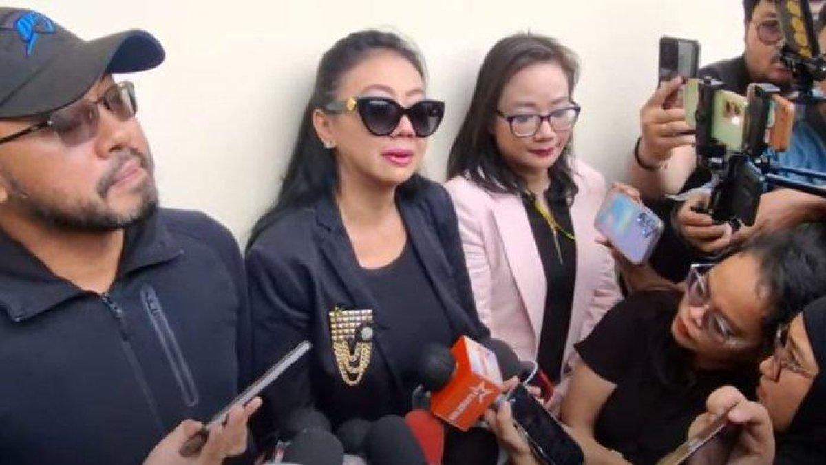 Asri Welas menangis menghadapi perceraiannya dengan Galiech Ridha Rahardja, ucap permintaan maaf.