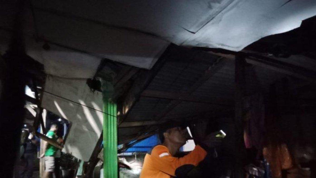 Atap bale dan tembok samping rumah milik Eri Haryati ambruk