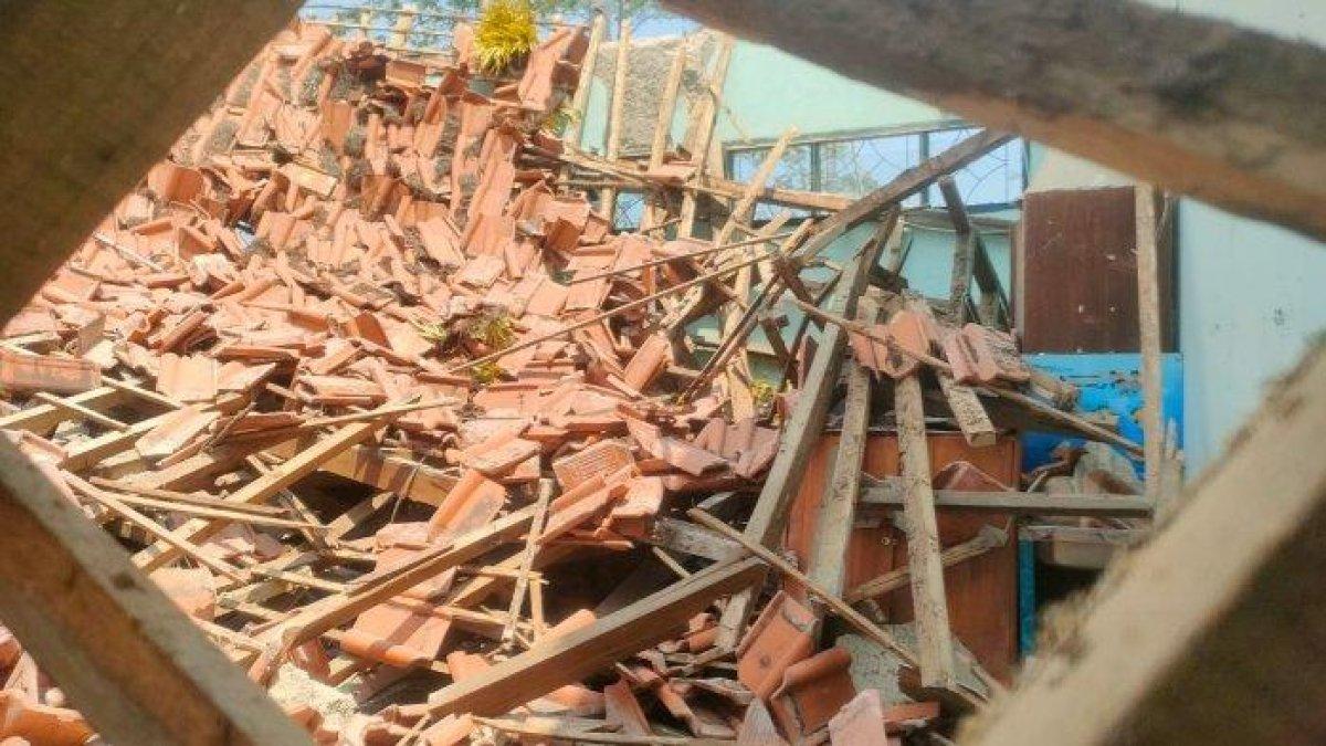 Atap bangunan ruangan kelas sekolah dasar (gn