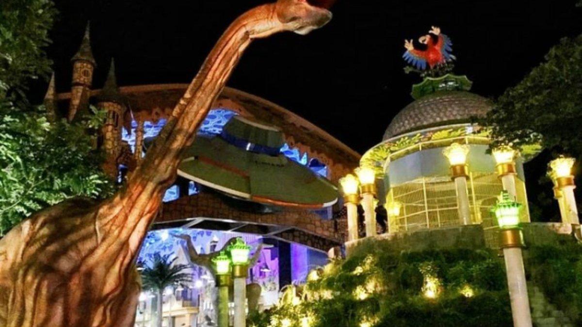 WISATA SERU - Potret Wahana Dino Land di Atlantis Land disadur dari Kompas.com pada Jumat (28/3/2025). Atlantis Land berada di Surabaya.