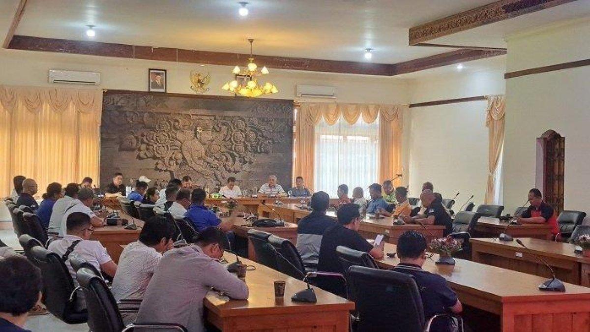 PEMBANGUNAN SIRKUIT LUMBANAN - Jajaran Pengprov IMI Bali yang diketuai oleh I Gusti Ngurah Anom saat melakukan audiensi di Ruang Rapat Rumah Jabatan Bupati Buleleng, Sabtu (8/3/2025). Audiensi tersebut berkaitan dengan pembangunan sirkuit di Lingkungan Lumbanan, Kelurahan/Kecamatan Sukasada.