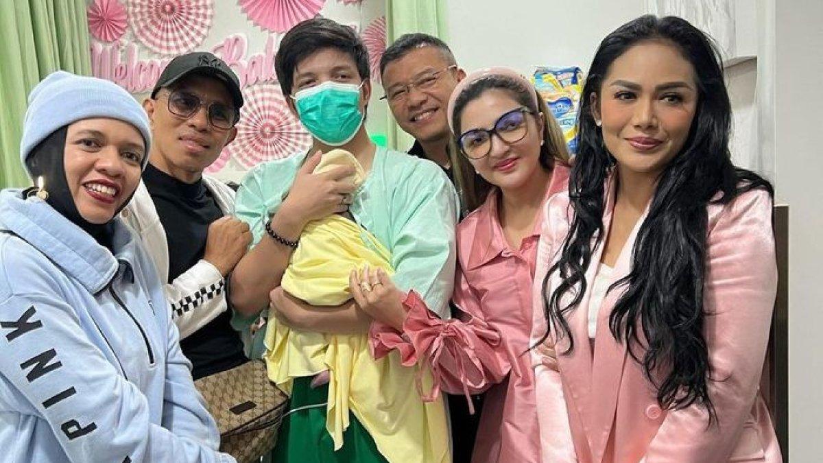 Alhamdulillah, Aurel Hermansyah Lahirkan Anak Kedua, Geni Faruk Ungkap Rasa Syukur sang Cucu Hadir ke Dunia