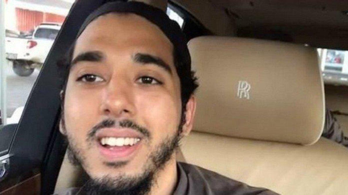 Axel baru saja pulang menunaikan ibadah Haji.