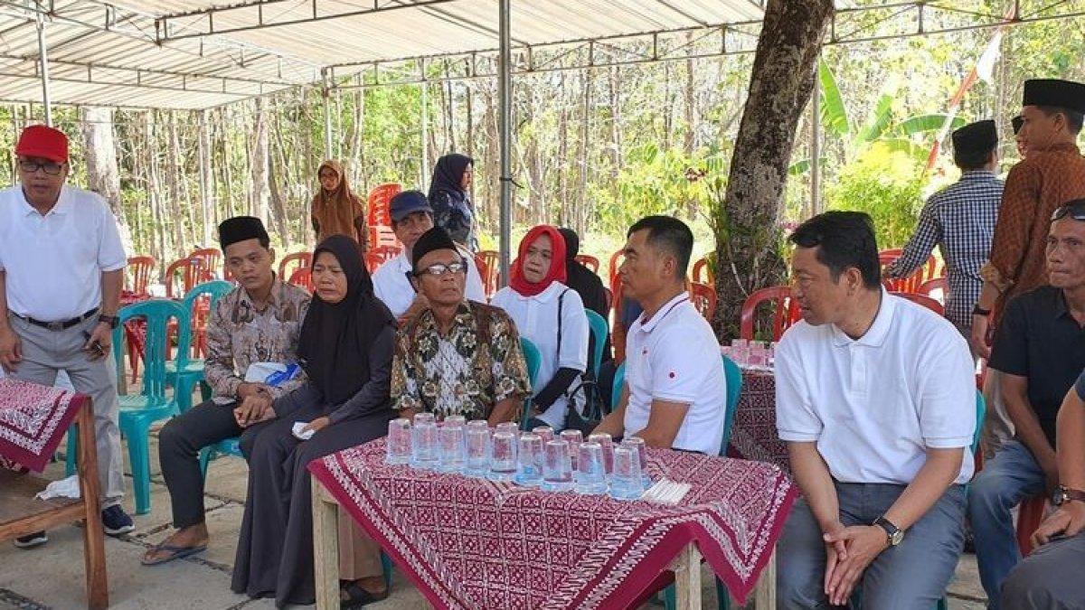 Ayah Tang Aulia Delfi Safitri, Sinom (baju Batik) berbincang dengan Bupati Gunungkidul Sunaryanta di Bayat, Klaten, Jawa Tengah. Sabtu (12/8/2023)