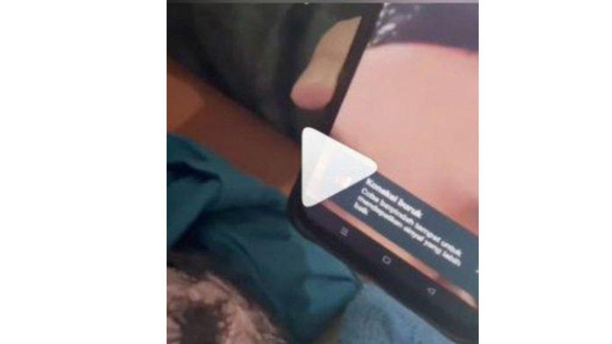 Ayah azani bayinya lewat video call. a