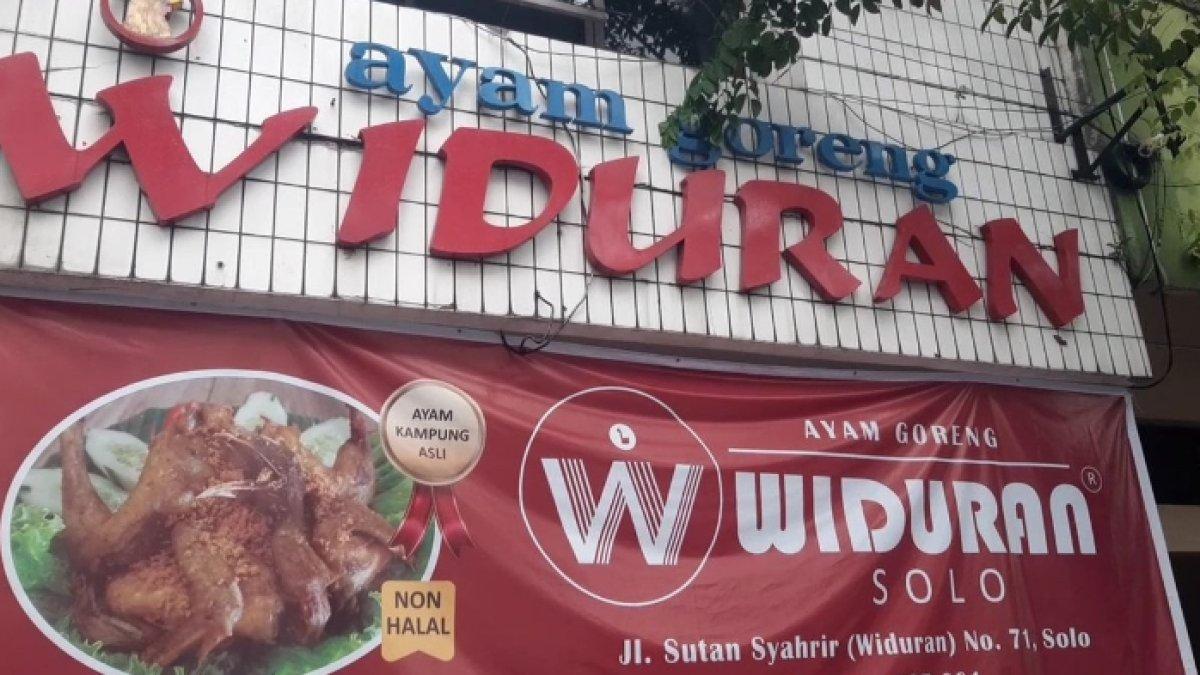 AYAM GORENG WIDURAN - Rumah makan legendaris ayam goreng Widuran yang berdiri sejak tahun 1973 di Jalan Sutan Syahrir Kelurahan Kepatihan Kulon, Kecamatan Jebres, Solo, Jawa Tengah, Senin (26/5/2025). Ayam Goreng Widuran viral setelah cantumkan logo non halal.