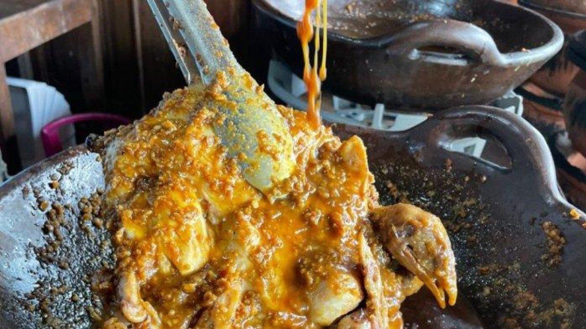 AYAM PANGGANG MBAH DINEM - Ayam Panggang Mbah Dinem, di Klaten, Jawa Tengah, menawarkan menu ayam kampung yang diolah dengan belasan jenis rempah, tanpa santan, vetsin dan minyak goreng
