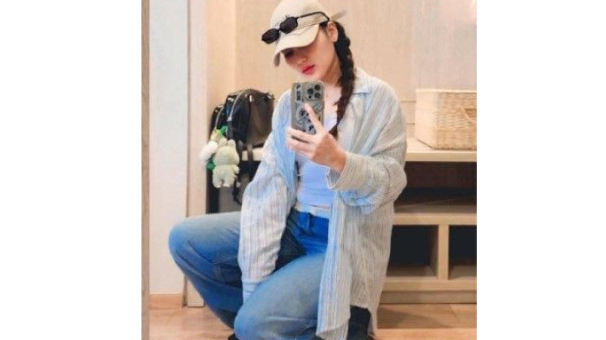Ayu Ting Ting dengan boneka Labubu miliknya