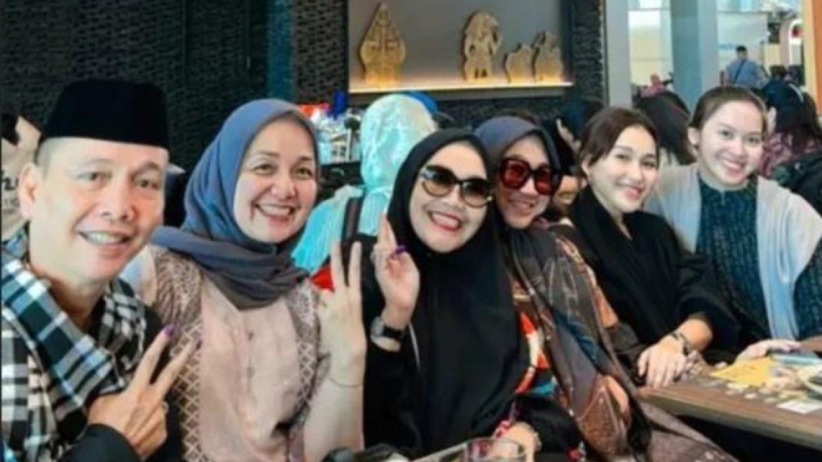 Ayu menyempatkan diri mengantar orang tua dan calon mertua berangkat umroh selepas nyoblos.