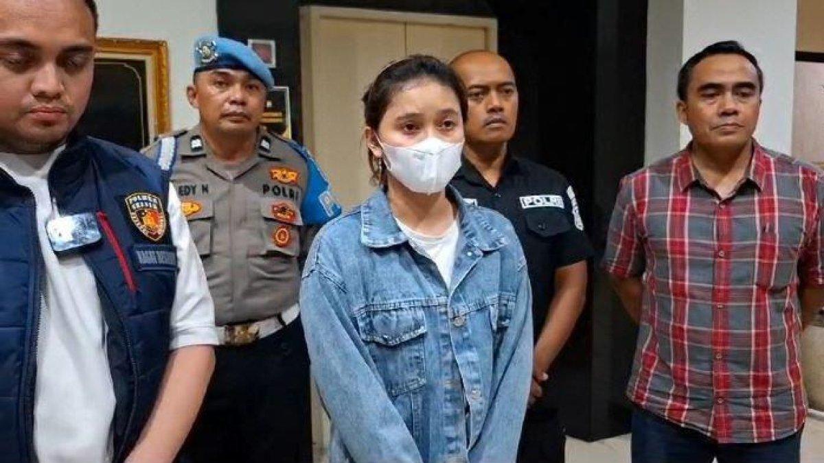 Azizatus Sholihah alias Pesek menyampaikan maaf di Mapolres Gresik, Sabtu (20/4/2024).