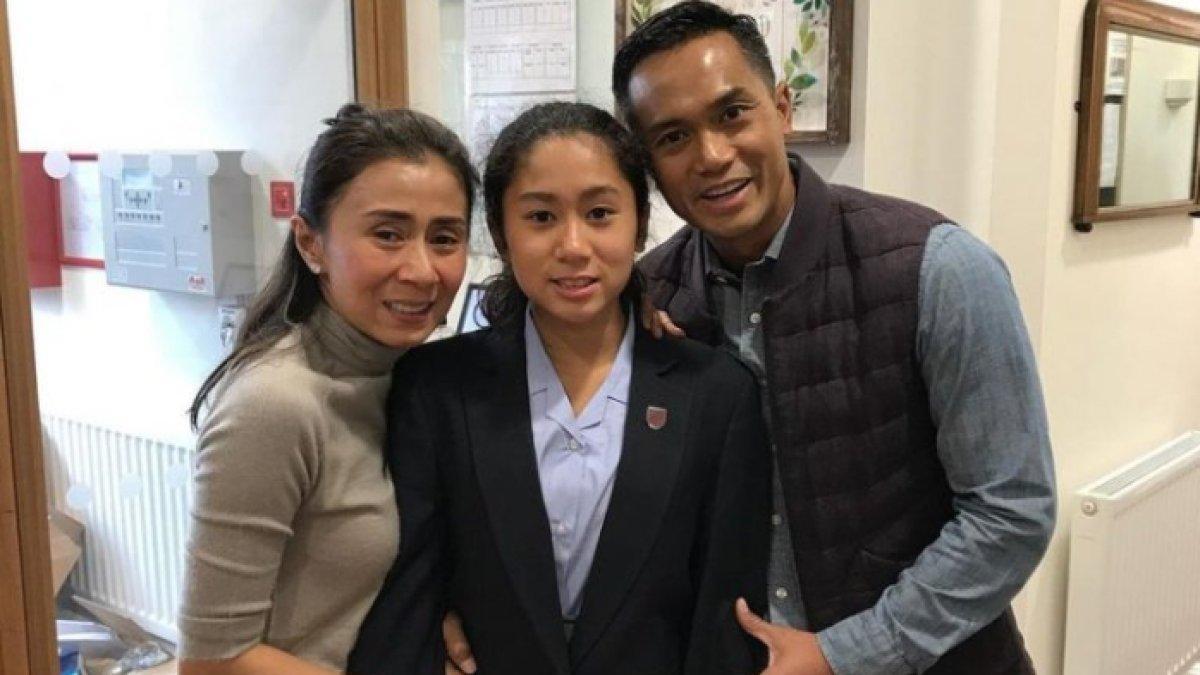 Azra Bakrie, cucu Aburizal Bakrie yang pernah menyabet medali emas olimpiade fisika di Inggris, kini kuliah di Inggris.