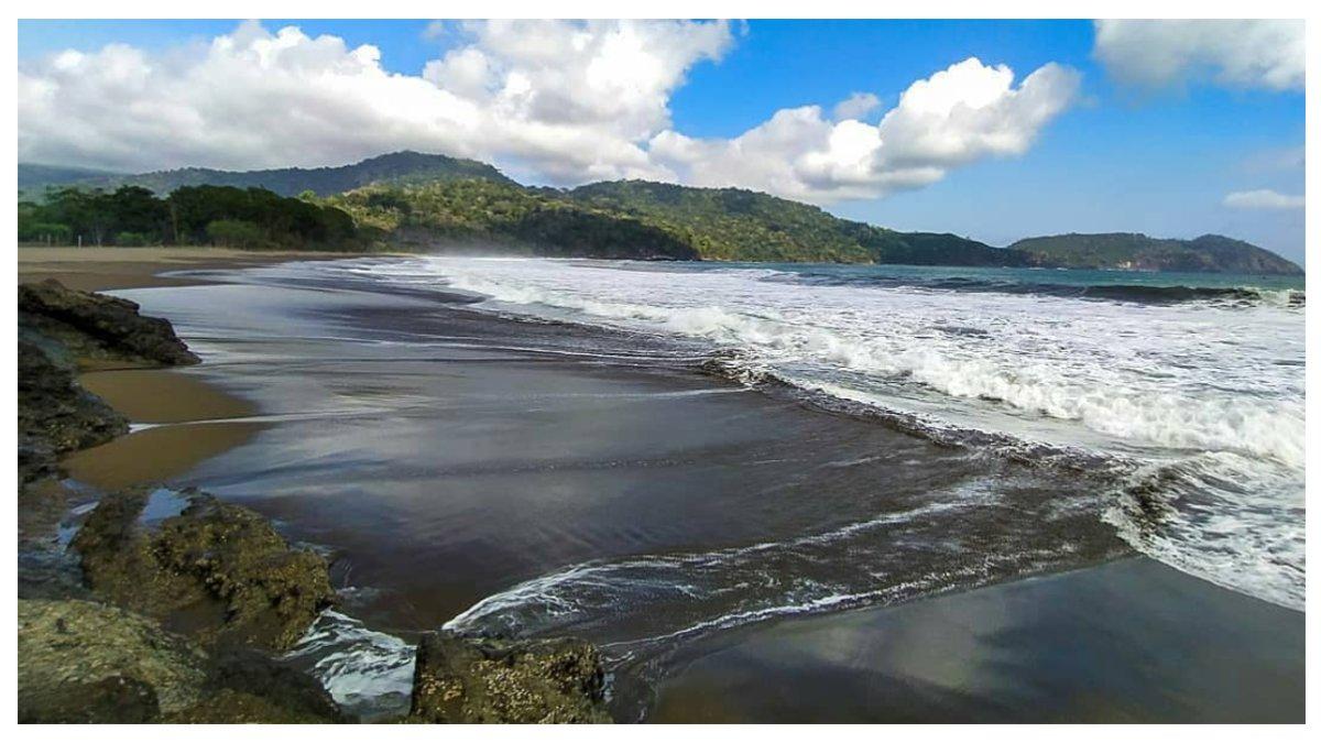 Pantai Bandealit