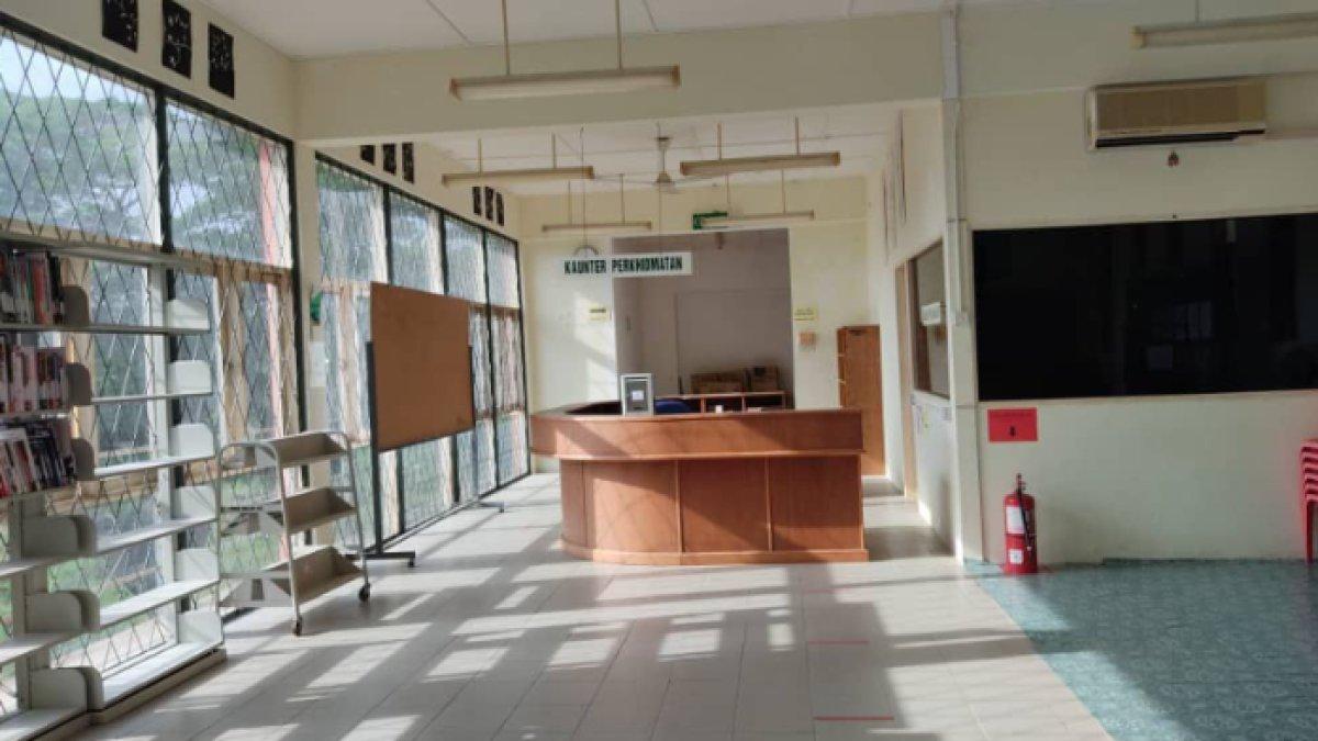 Bagian dalam perpustakaan horor tempat Haziq bekerja