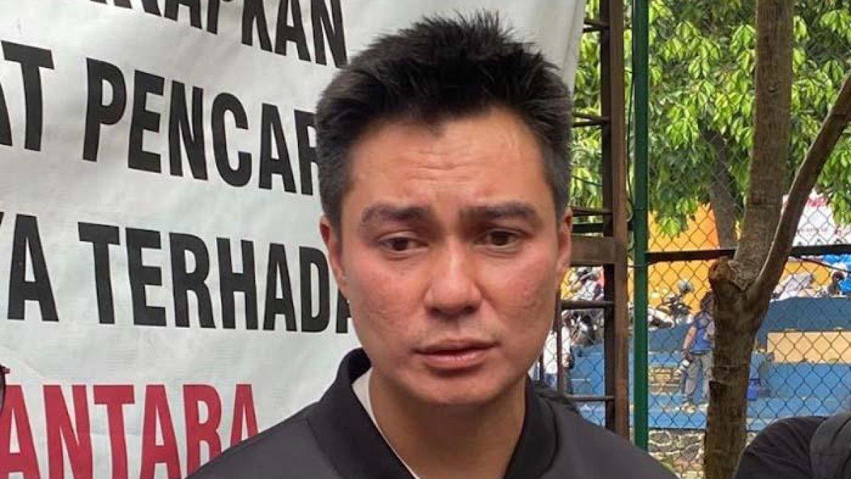 SATRIA BELA BAIM - Potret Baim Wong saat hadiri sidang cerainya di Pengadilan Agama (PA) Jakarta Selatan, Rabu (12/3/2025). Satria Mulia kini bela Baim Wong.