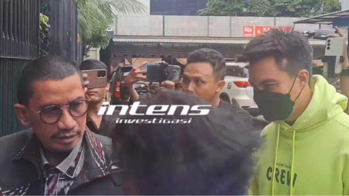 BAIM JENGUK NIKITA - Potret Baim Wong diambil dari YouTube pada Senin (17/3/2025). Baim Wong menjenguk Nikita Mirzani di Rutan Polda Metro Jaya.