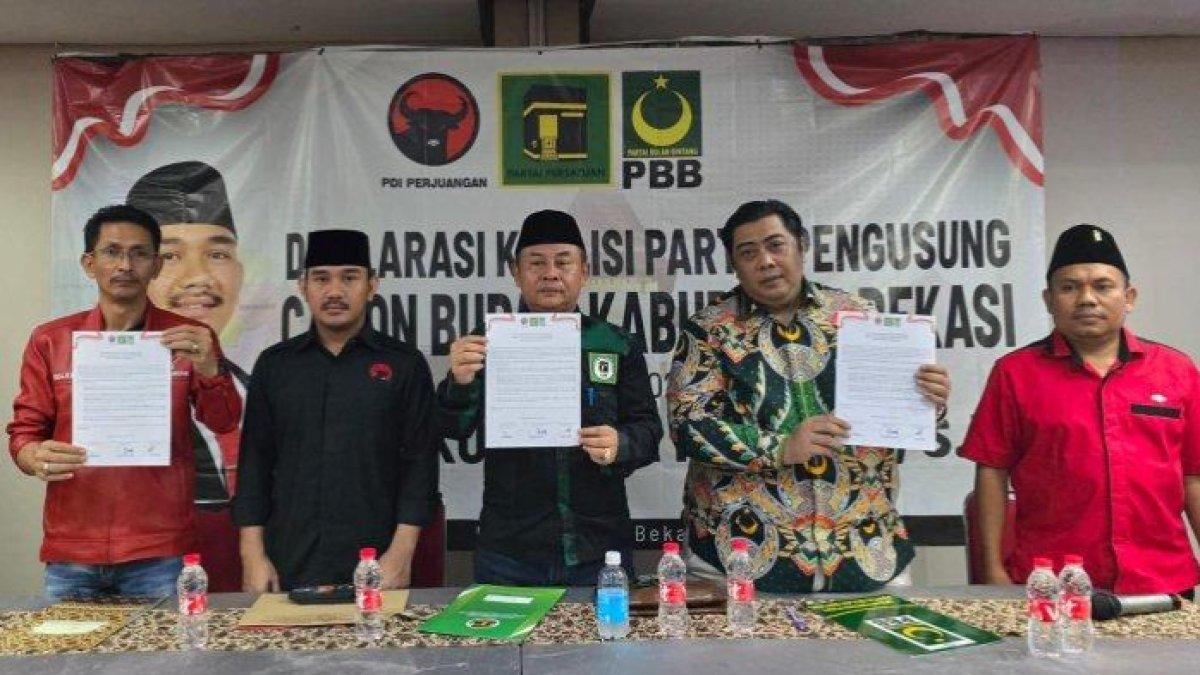 Bakal Calon Bupati Bekasi, Ade Kuswara Kunang (baju hitam kiri) dapat dukungan dari PDIP, PPP dan PBB Maju Pilkada 2024.