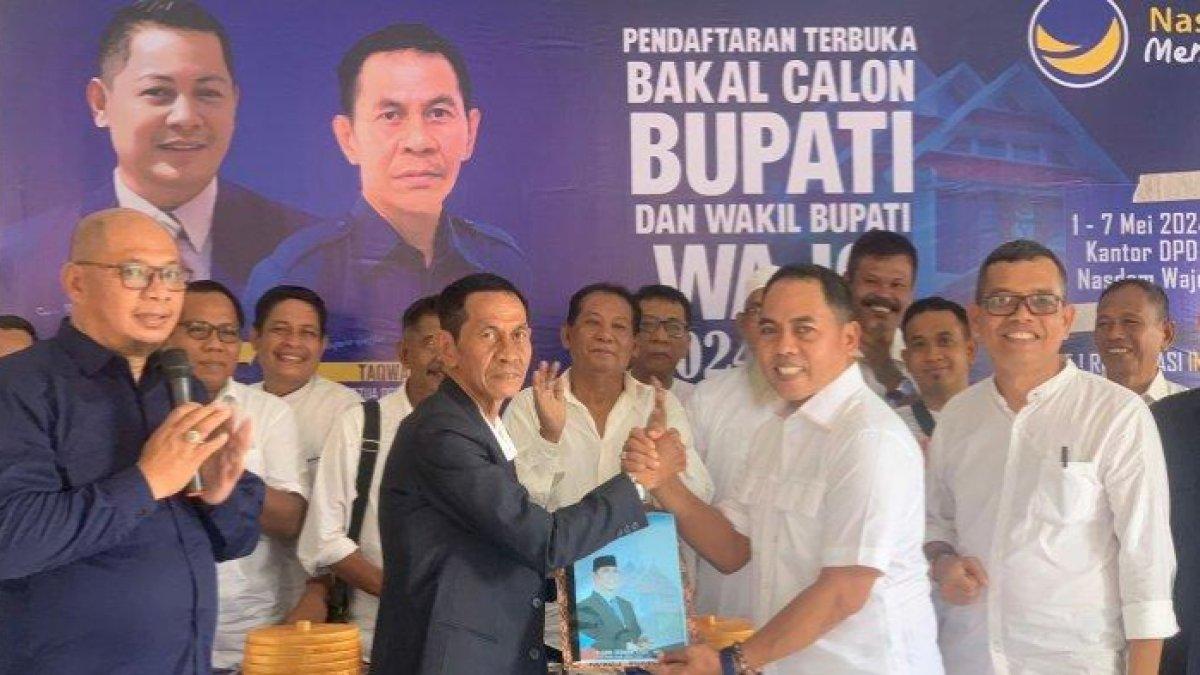 ANDI ROSMAN - Bupati Wajo, Andi Rosman (tengah) saat kembalikan formulir pendaftaran di Partai NasDem Wajo, Senin (6/5/2024). Andi Rosman jadi Bupati dengan harta terendah se-Sulawesi Selatan.