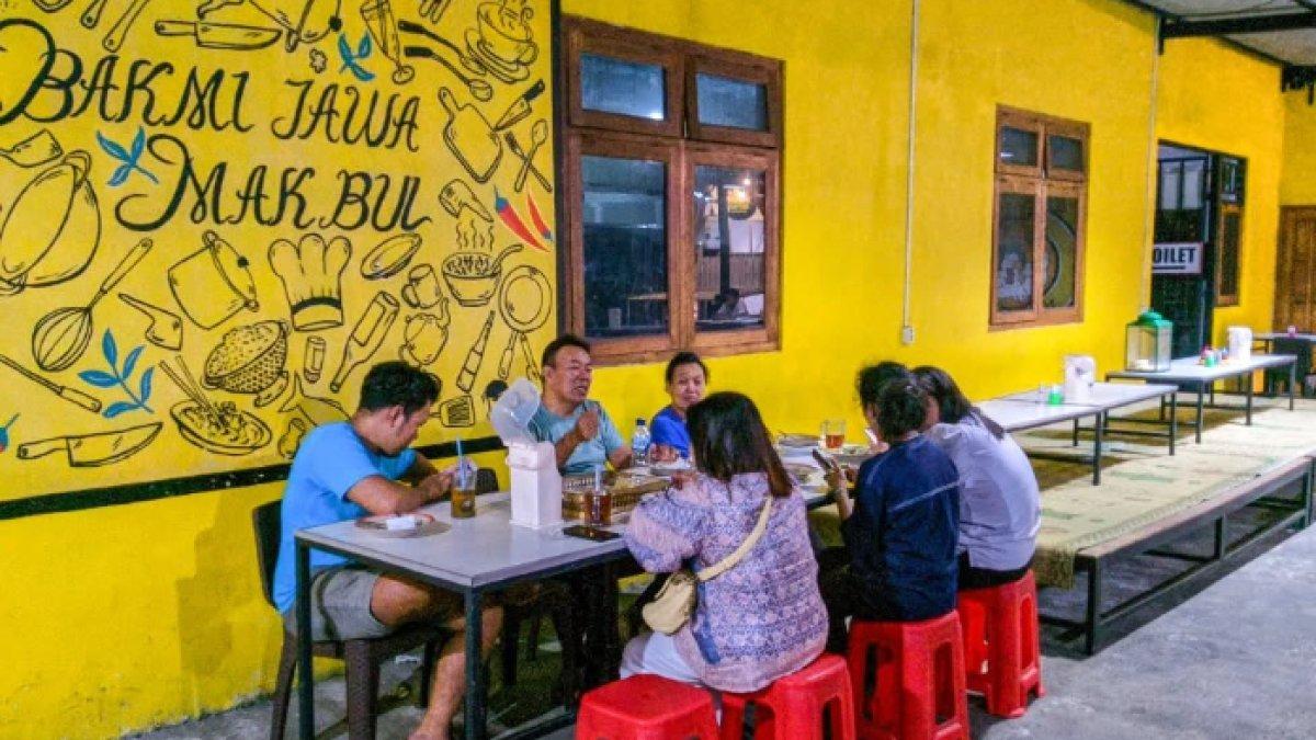 REKOMENDASI WARUNG BAKMI: Suasana warung Bakmi Mak Bul