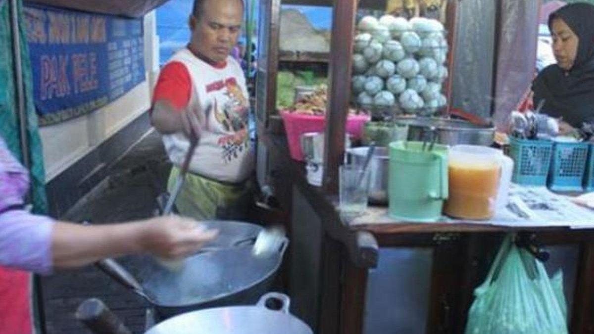 KULINER YOGYAKARTA - Bakmi Jawa Pak Pele berada di pojok timur bagian selatan Alun-alun Utara Yogyakarta, atau tepatnya di depan SD Keputran