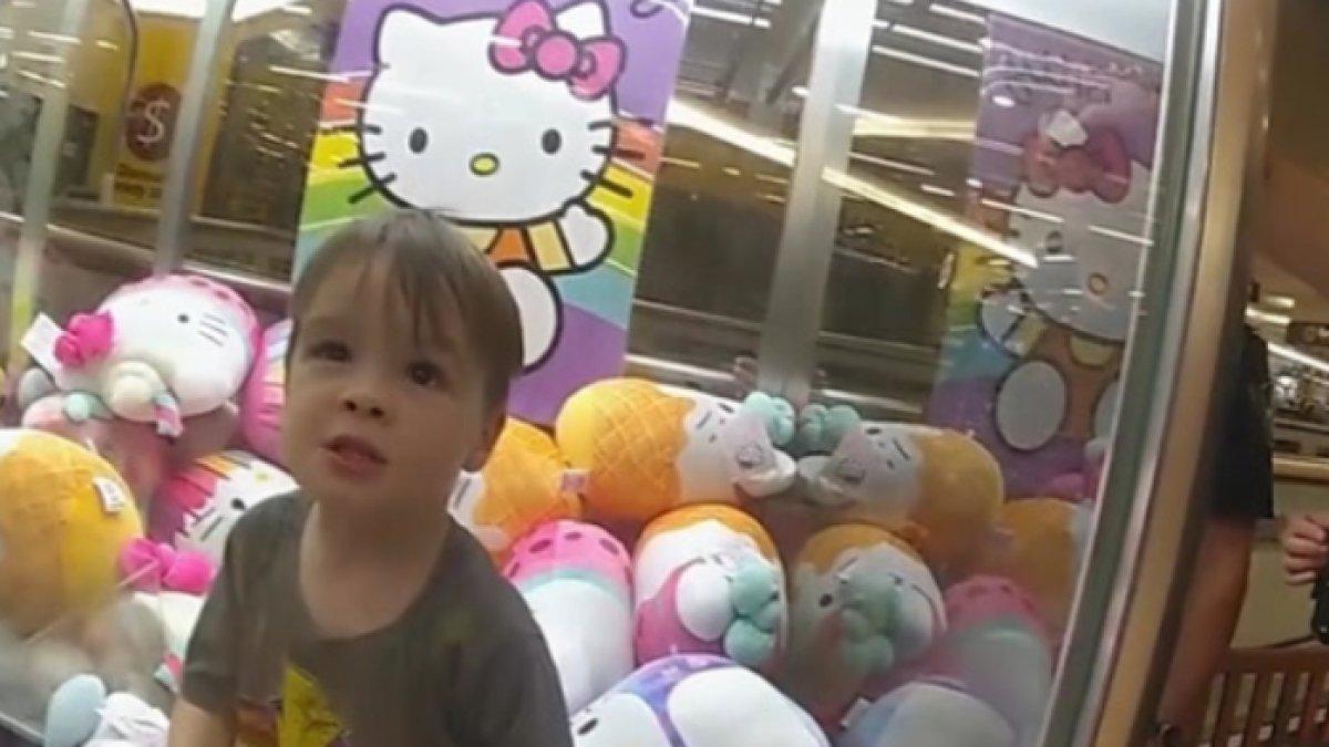 Balita terjebak di dalam mesin capit boneka di Mall