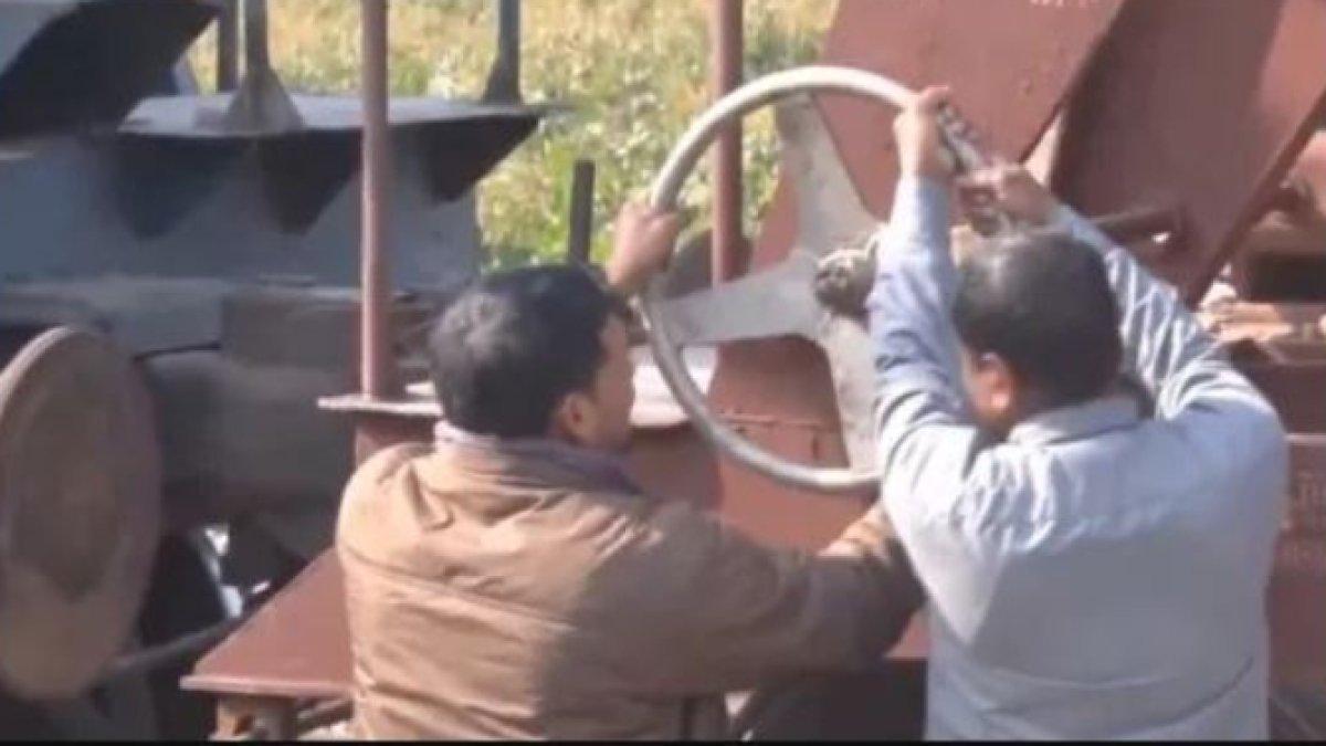 Balok kayu tersebut berhasil memperlambat kereta