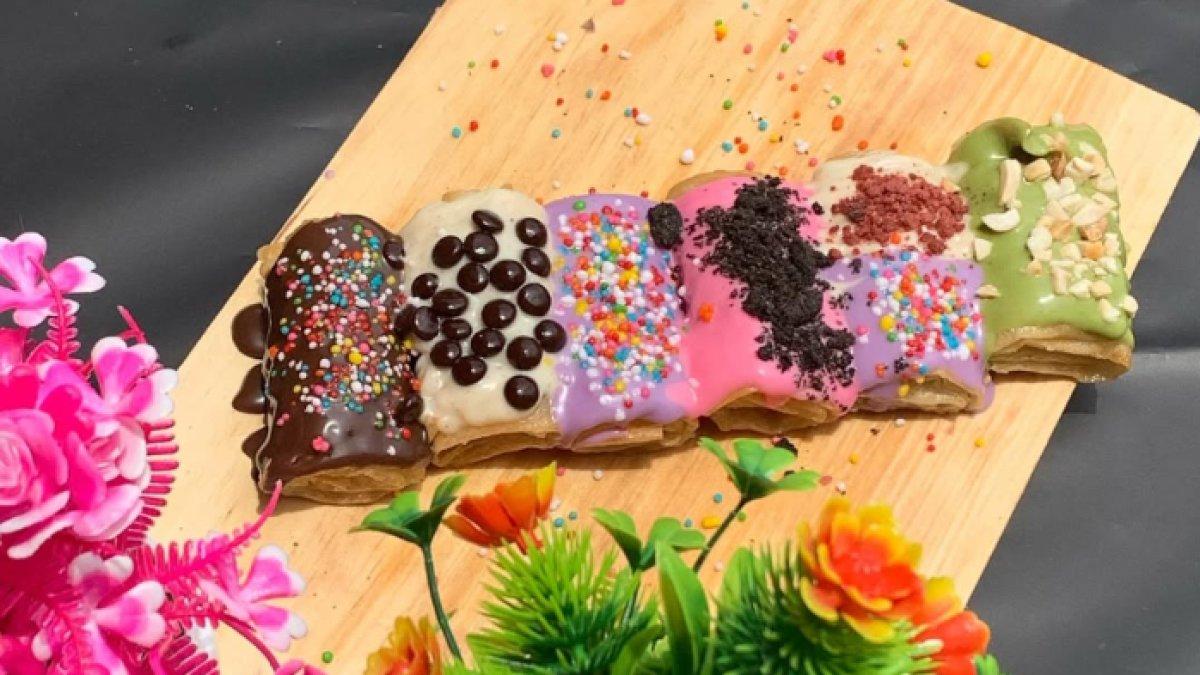 REKOMENDASI JAJANAN KEKINIAN: Banana roll yang disajikan di atas papan kayu dengan beragam topping yang menggoda