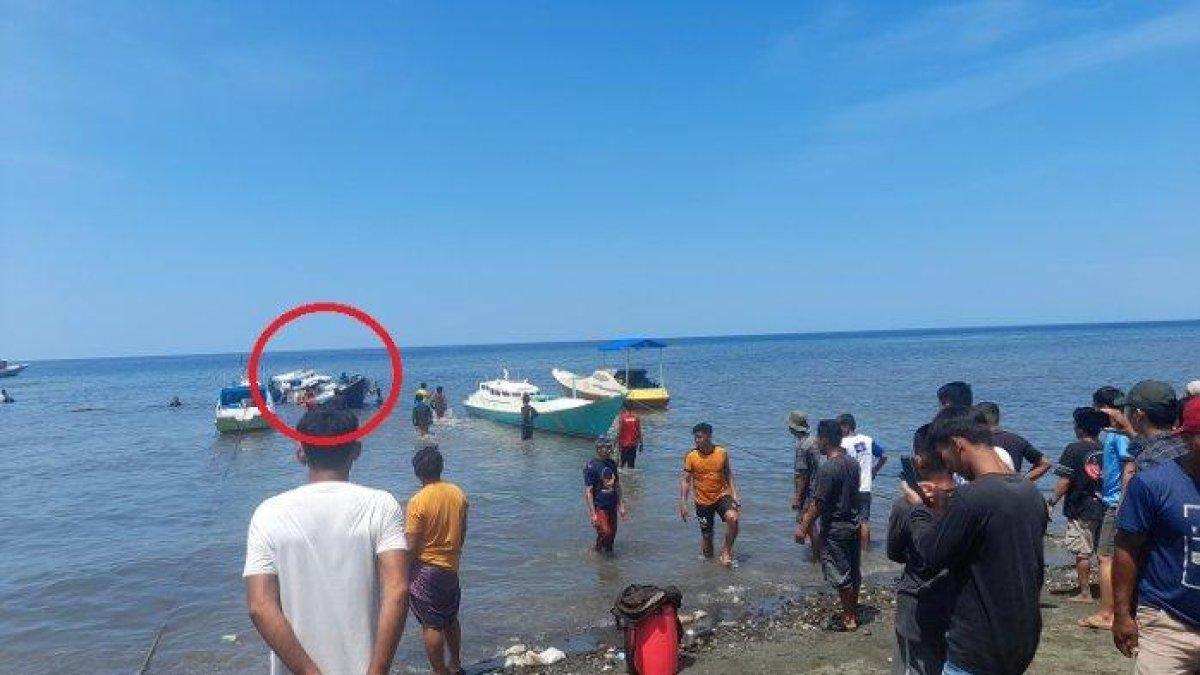 Bangkai kapal saat divekuasi warga di Desa Sumare, Mamuju, Sulawesi Barat (Sulbar), Kamis (21/12/2023).