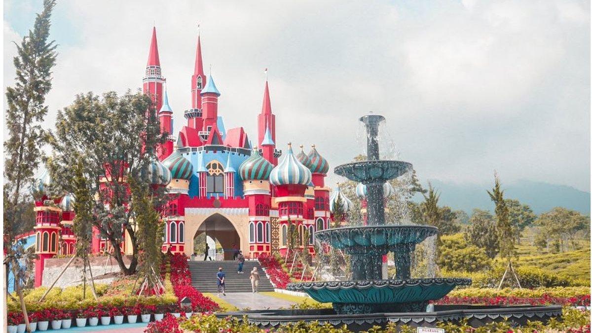 WISATA SUBANG: Bangunan kastil di Florawisata D'Castello Ciater, Subang