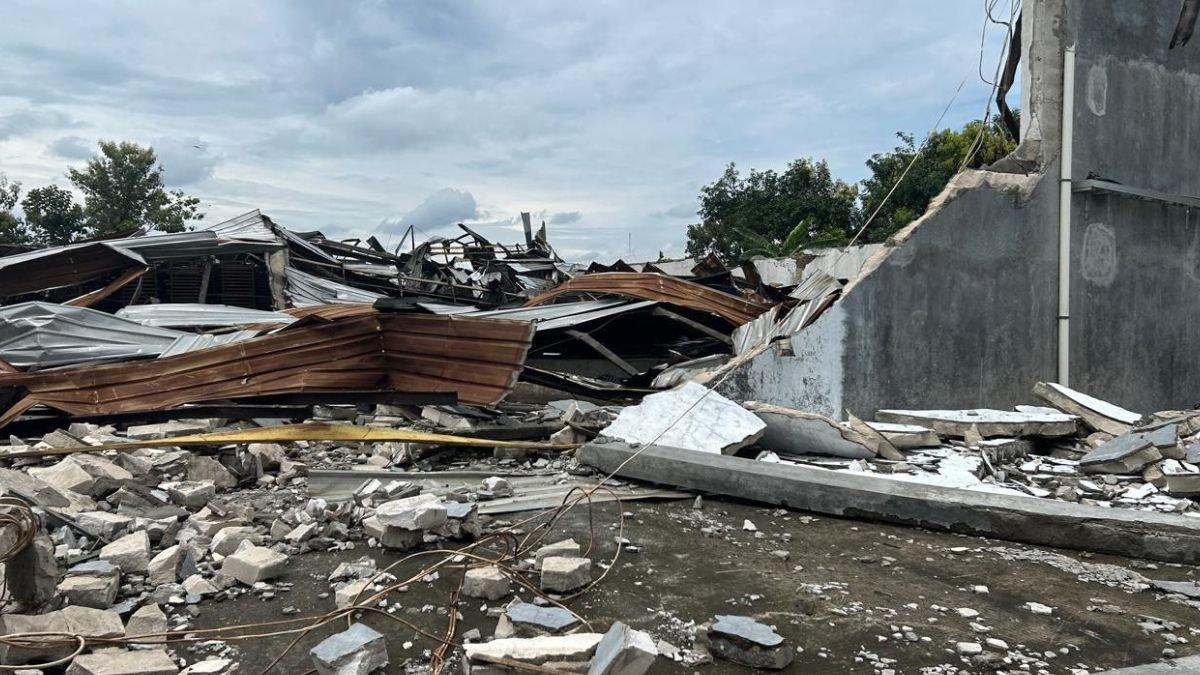 INFO KLATEN - Bangunan pabrik roboh, akibat terdampak angin puting beliung di Dukuh Penggung, Desa Jambukulon, Kecamatan Ceper, Kabupaten Klaten, Senin (24/2/2025).