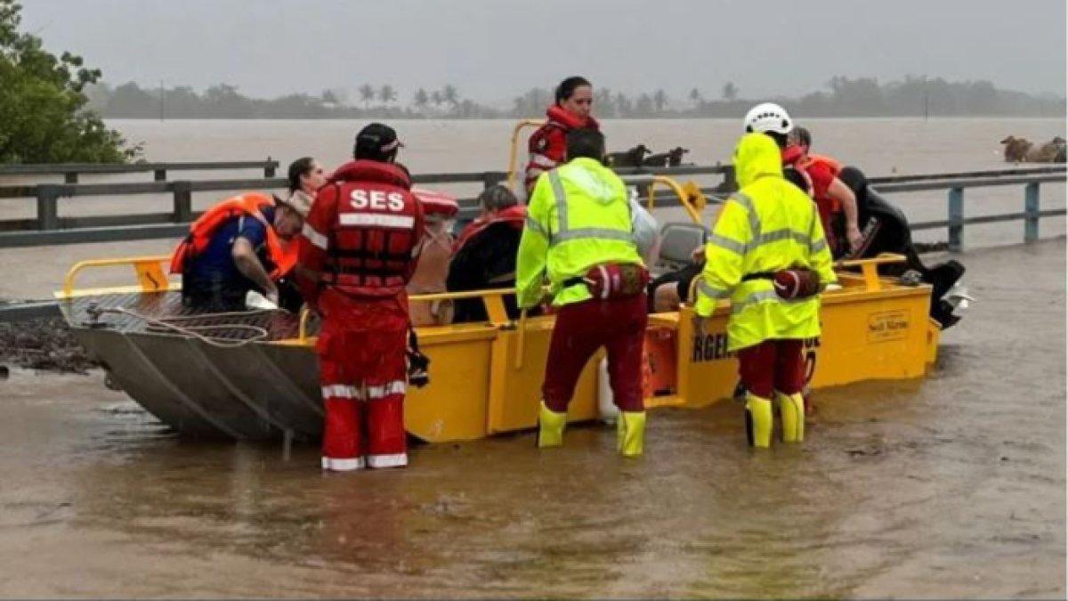 Lebih dari 300 orang harus diselamatkan dalam semalam dari banjir di Australia
