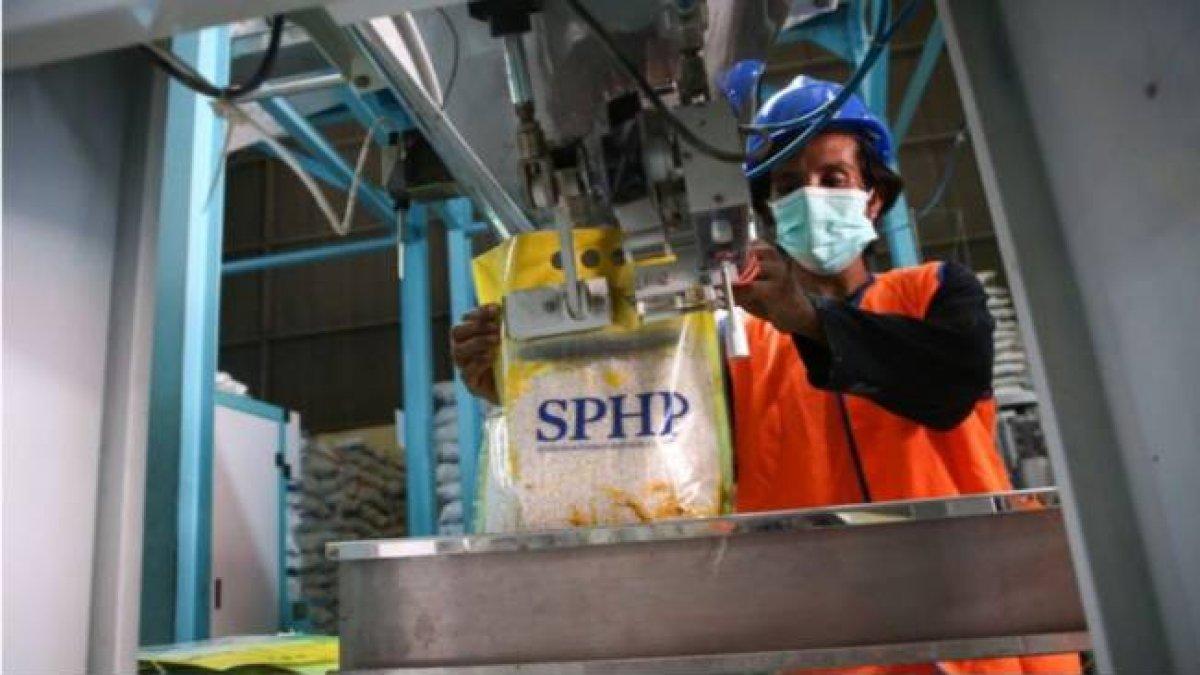 BANSOS BERAS 2025 - Pekerja mengemas beras stabilisasi pasokan dan harga pangan (SPHP) di gudang Bulog Kanwil Jakarta Banten di Kelapa Gading, Jakarta Utara, Senin (9/10/2023). Kapan Bansos Beras 2025 disalurkan?