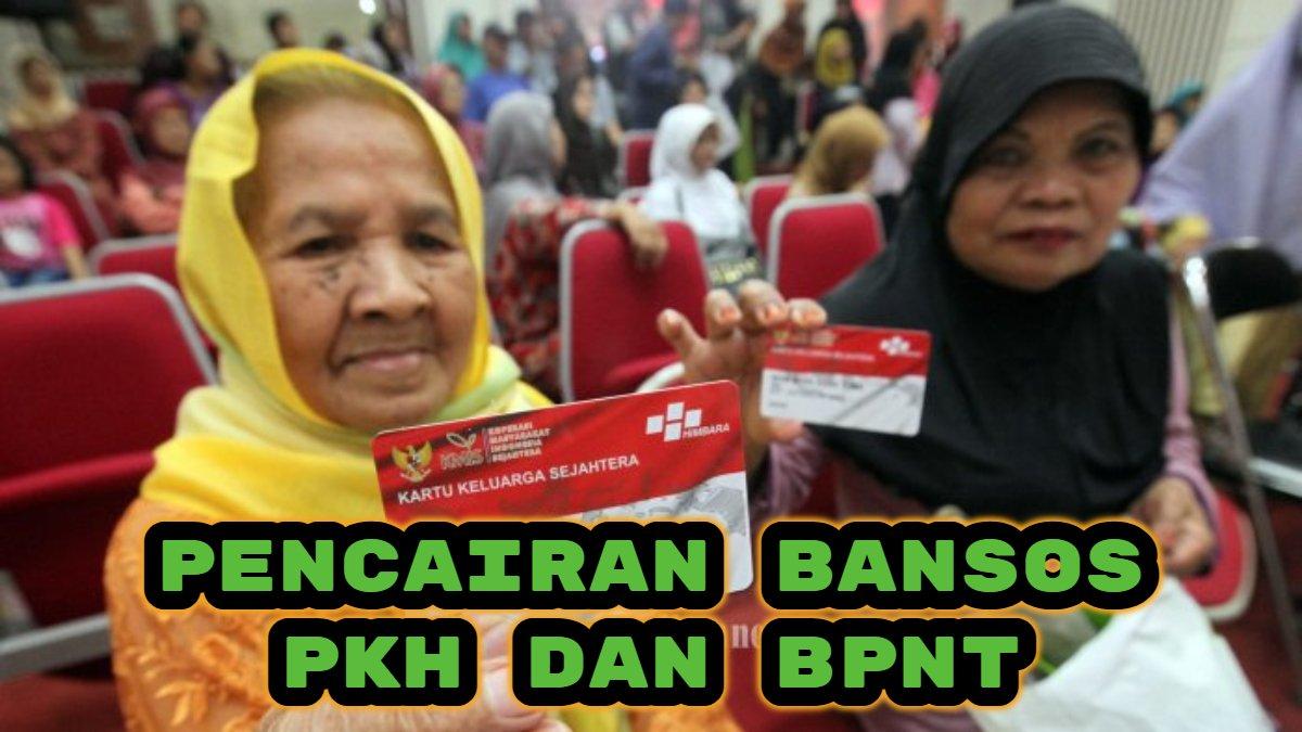 PENCAIRAN BANSOS - Warga penerima bantuan menerima pembagian Kartu Keluarga Sejahtera dari Bank BNI pada Penyaluran Bantuan Pangan Non Tunai (BPNT), di Kantor Kecamatan Coblong, Jalan Sangkuriang, Kota Bandung, Kamis (16/3/2017). Bansos PKH dan BNPT tahap 1 periode Januari-Maret 2025 mulai disalurkan pada pekan ini