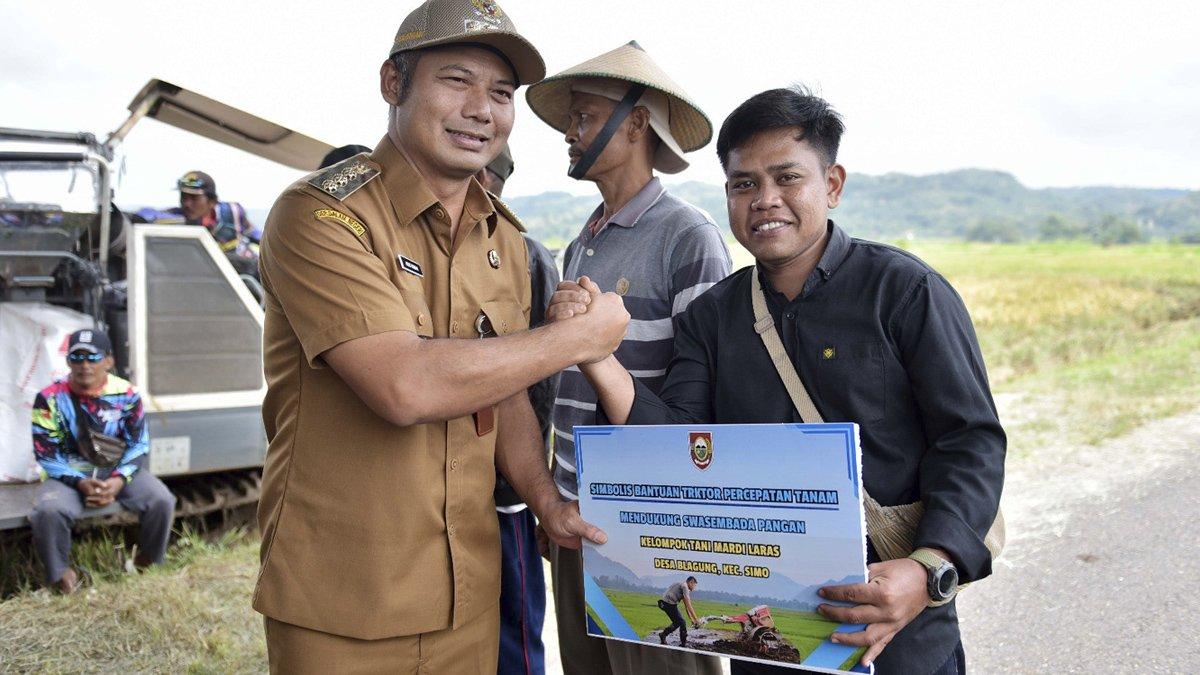 100 HARI KERJA - Bupati Boyolali, Agus Irawan memberikan bantuan alat pertanian berupa traktor kepada para petani di 11 kecamatan se-Boyolali.
