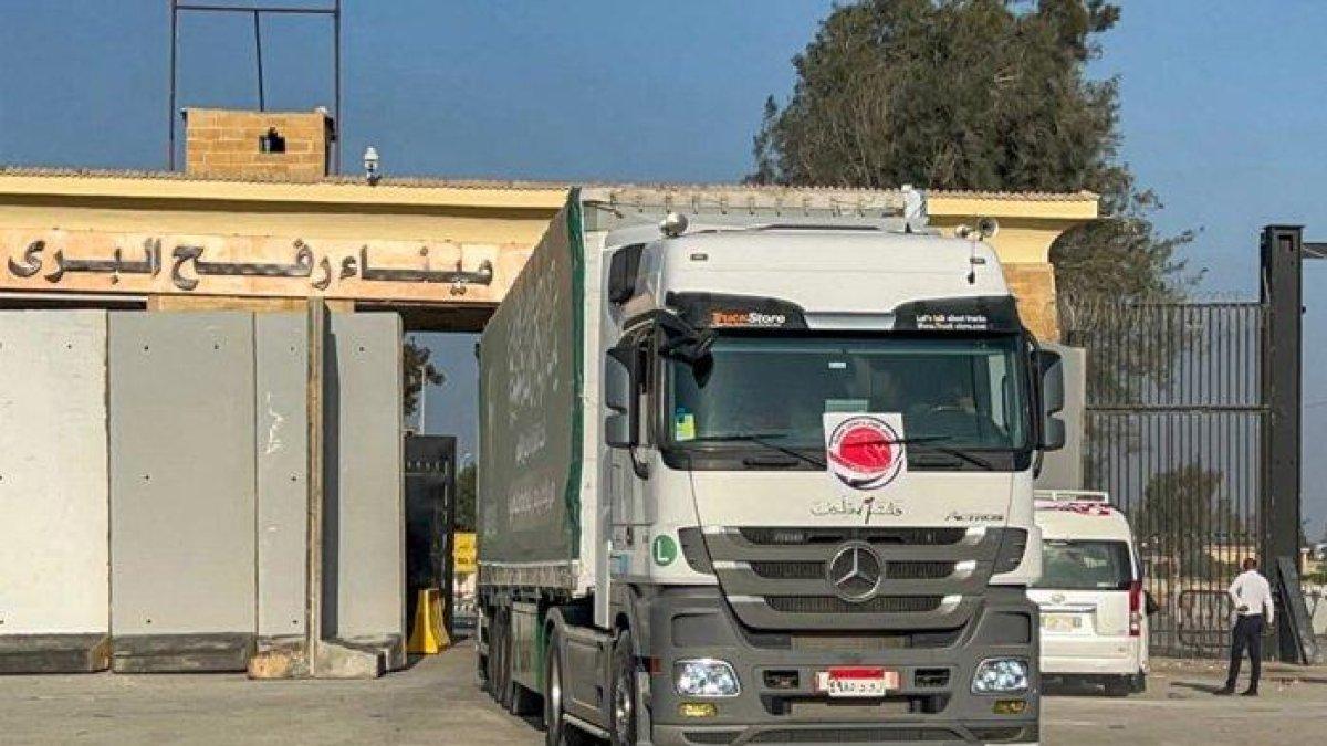 Sebuah truk bantuan kembali setelah menurunkan bantuan kemanusiaan di perbatasan Rafah Mesir dengan Jalur Gaza, pada 2 November 2023. Kini Israel izinkan turk bahan bakar untuk memasuki Gaza atas permintaan AS.